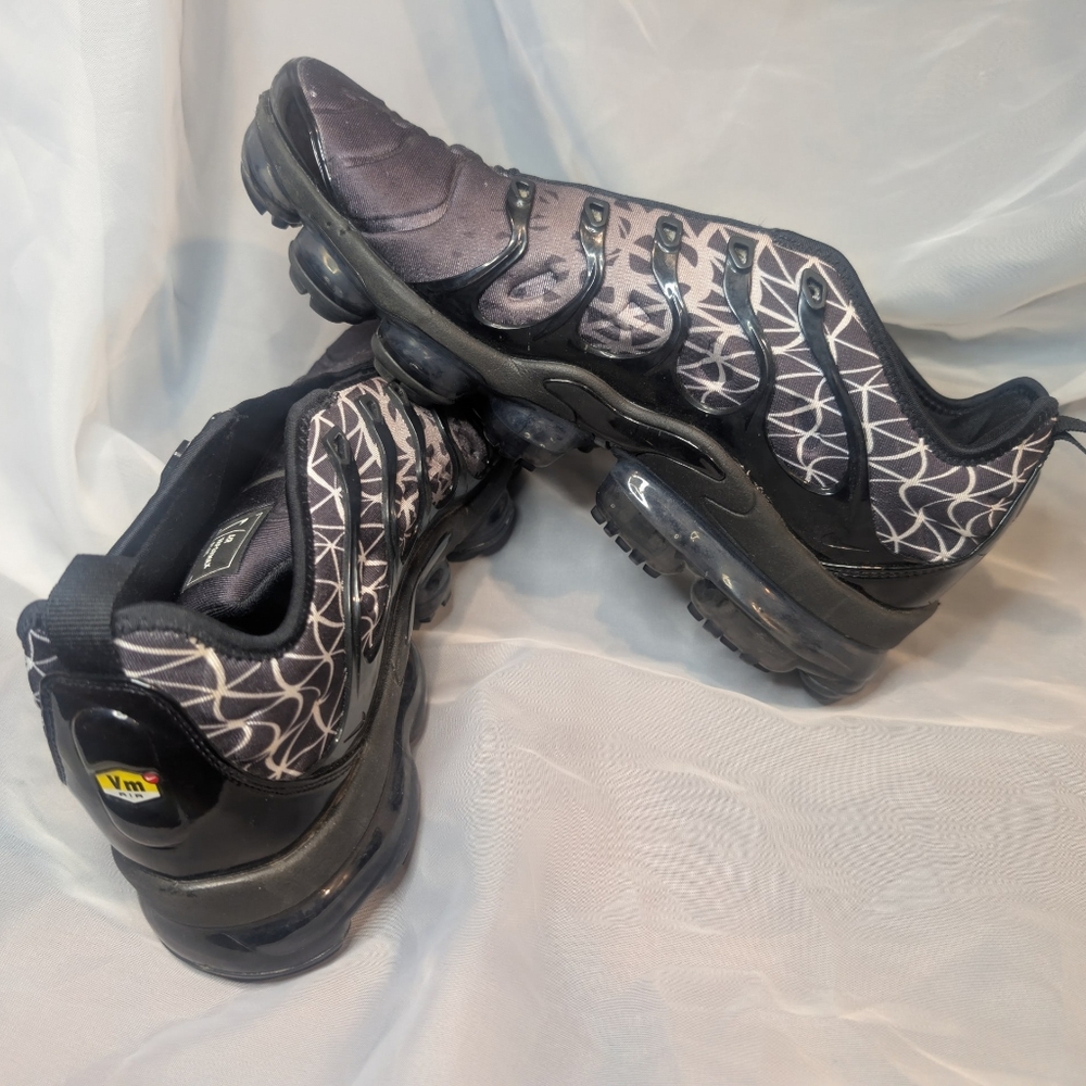 Nike Men's Black and Light Gray Patterned Athletic Sneakers